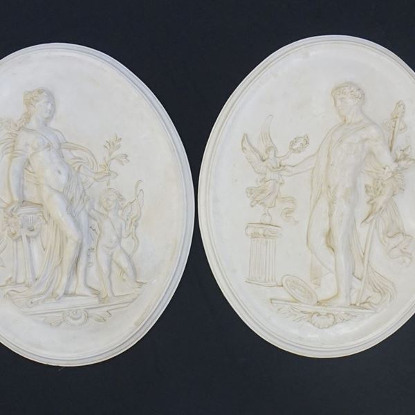 Coppia di bassorilievi, sec. XX  - Asta ARREDARE CON STILE: MOBILI E OGGETTI D'ARTE DAL XVII AL XX SECOLO - Poggio Bracciolini Casa d'Aste
