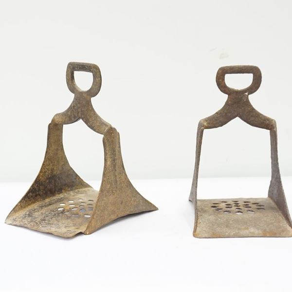 



Coppia di staffe, Spagna, secolo XVIII  - Asta ARREDARE CON STILE: MOBILI E OGGETTI D'ARTE DAL XVII AL XX SECOLO - Poggio Bracciolini Casa d'Aste