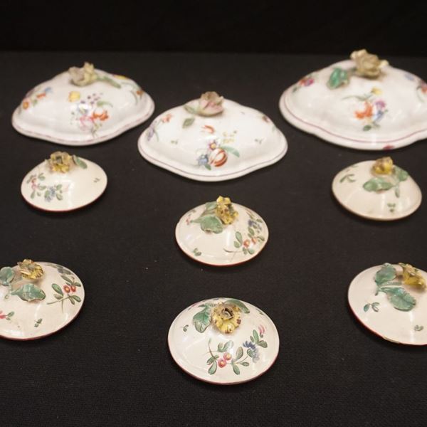 Assortimento di coperti, sec. XVIII composto da tre in porcellana policroma, diverse misure, manifattura Ginori e Doccia, sei coperchi in maiolica, difetti  - Asta ARREDARE CON STILE: MOBILI E OGGETTI D'ARTE DAL XVII AL XX SECOLO - Poggio Bracciolini Casa d'Aste