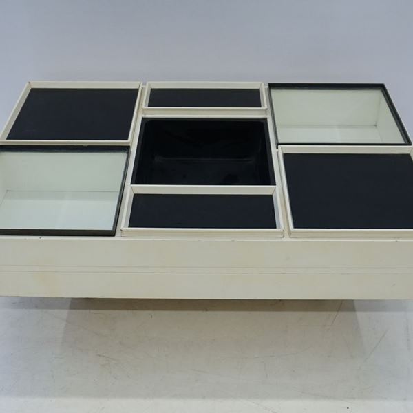 



Tavolo da fumo, anni 80.  - Asta ARREDARE CON STILE: MOBILI E OGGETTI D'ARTE DAL XVII AL XX SECOLO - Poggio Bracciolini Casa d'Aste
