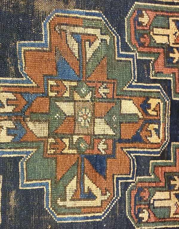 Tappeto caucasico, sec. XX  - Asta Arredi, mobili e oggetti d'arte - Poggio Bracciolini Casa d'Aste