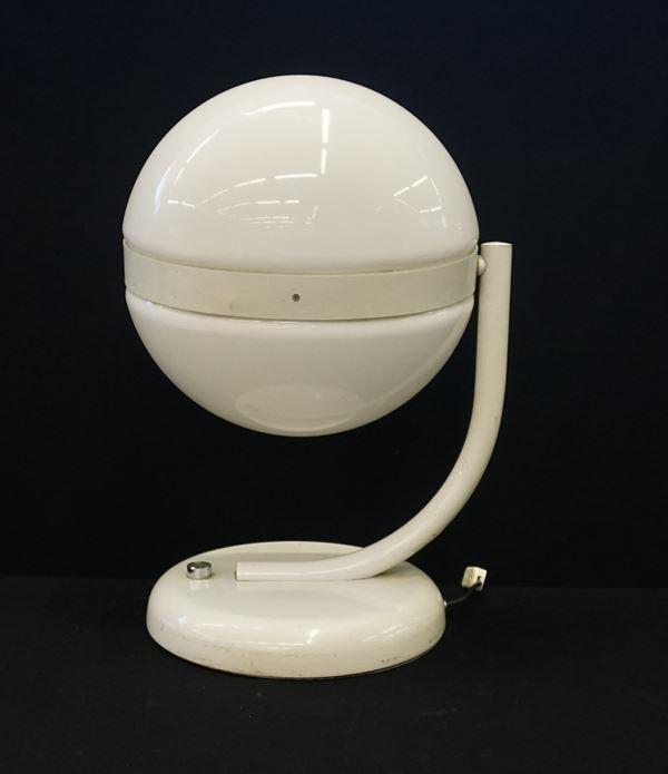 



Lampada da tavolo, anni 70, in materiale plastico nei toni del bianco, cm 36x55