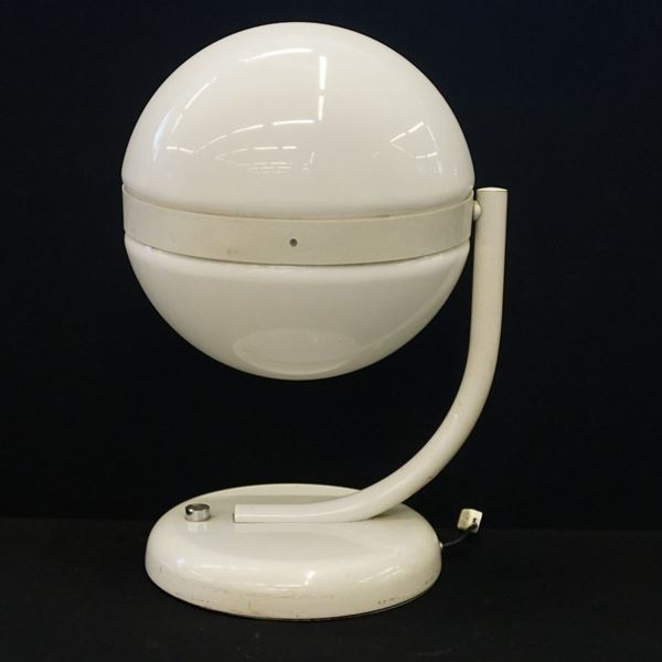 



Lampada da tavolo, anni 70, in materiale plastico nei toni del bianco, cm 36x55