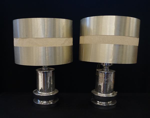 



Coppia di lampade da tavolo, anni 80, in metallo argentato circolare, alt. cm 55 ( 2 )