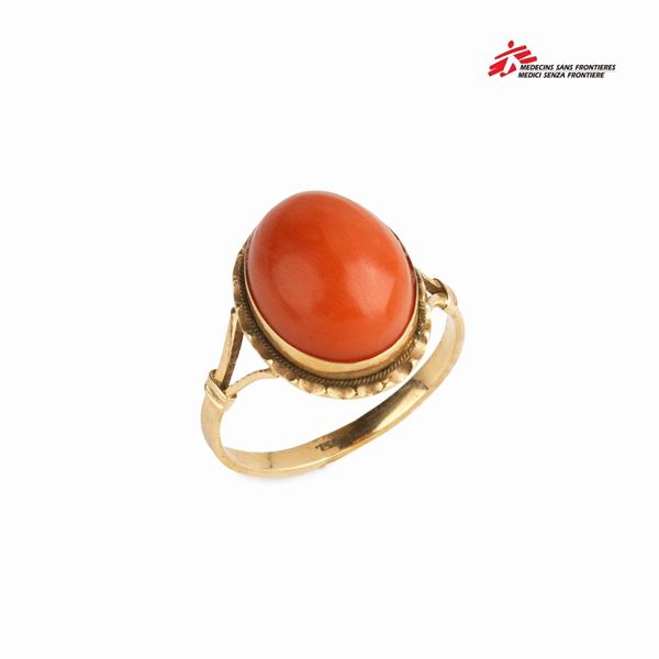 



ANELLO IN ORO GIALLO E CORALLO