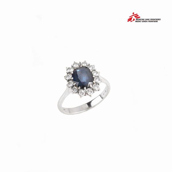 



ANELLO A MARGHERITA IN ORO BIANCO 18KT , DIAMANTI E ZAFFIRO