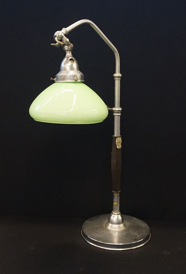 



Lampada da tavolo, anni 30, in metallo con campana in vetro verde, alt. cm 55