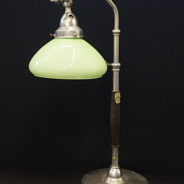 



Lampada da tavolo, anni 30, in metallo con campana in vetro verde, alt. cm 55