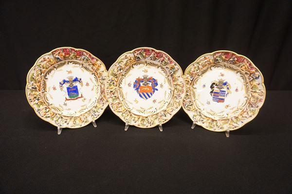 



Tre piatti, Capodimonte, inizi sec. XX, in porcellana decorata con stemma nobiliare, diam. cm 19,5 ( 3 )