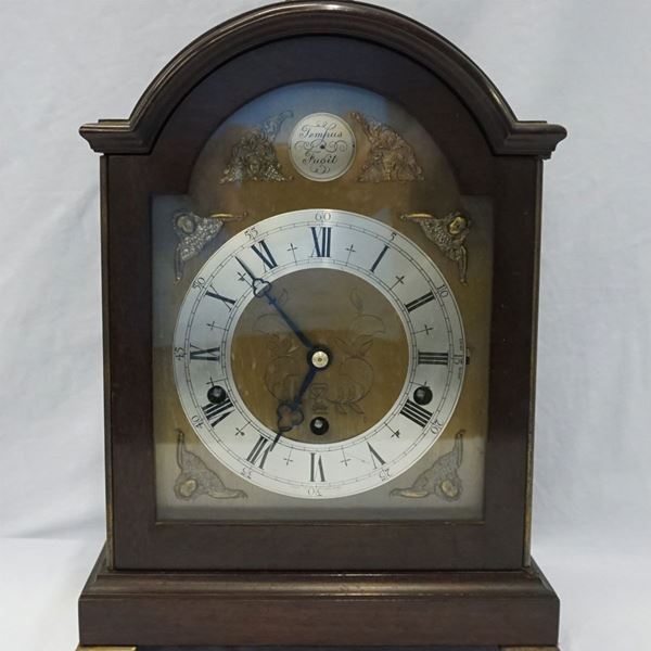 



Orologio da tavolo, Inghilterra, sec. XX, cassa in mogano, cm 33x21x15