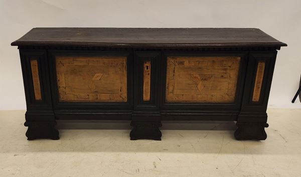 



Cassone, Italia settentrionale, secolo XVIII,  - Asta Arredi oggetti d'arte e mobili dal XVIII al XX secolo - Poggio Bracciolini Casa d'Aste