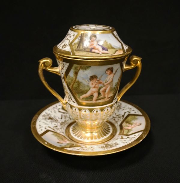 



Grande tazza con coperchio e piattino, sec. XIX
