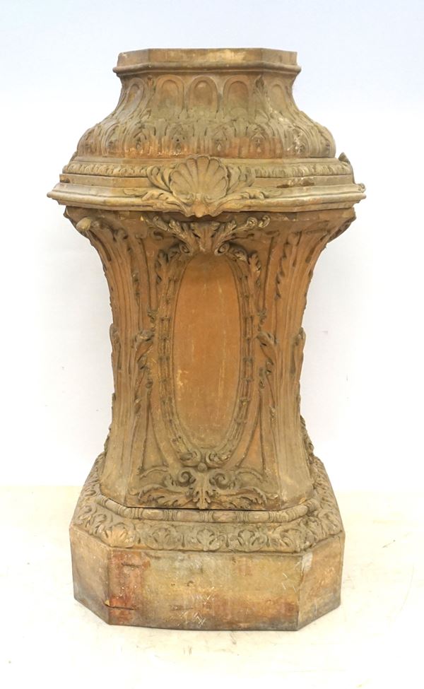 



Basamento a tre elementi, Francia, sec. XX, in terracotta decorata a motivi vegetali e conchiglie a rilievo, cm 80x80x144