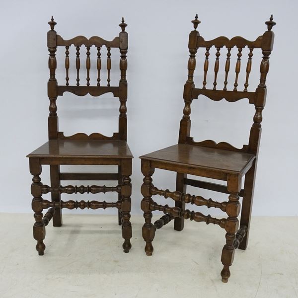 



Coppia di sedie, in stile XVII, in noce con schienale a birilli, gambe tornite, cm 113 (2)