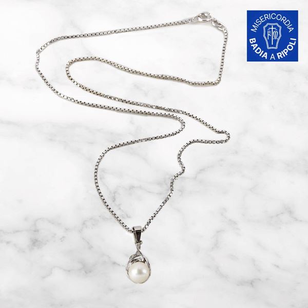 



COLLANA IN ORO BIANCO 18KT E PERLE