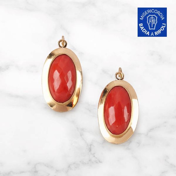 



PAIO DI ORECCHINI IN ORO GIALLO 18KT E CORALLO
