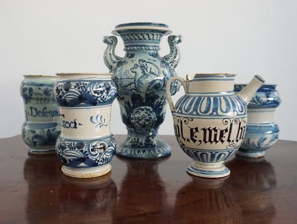 



Tre albarelli, una brocca e un vaso biansato, sec. XIX