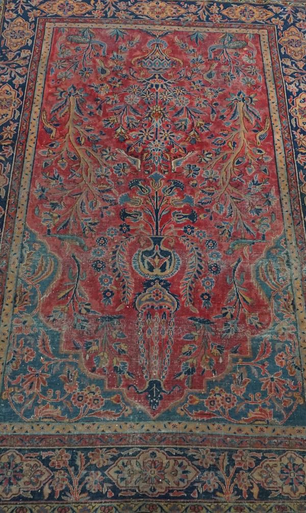 



Tappeto persiano. sec. XX  - Asta Arredi, mobili e oggetti d'arte - Poggio Bracciolini Casa d'Aste