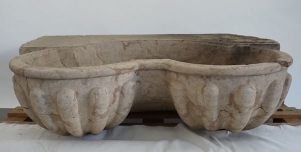 



Vasca da parete, sec. XX  - Asta Mobili oggetti d'arte e arredi dal XVIII al XX secolo - Poggio Bracciolini Casa d'Aste