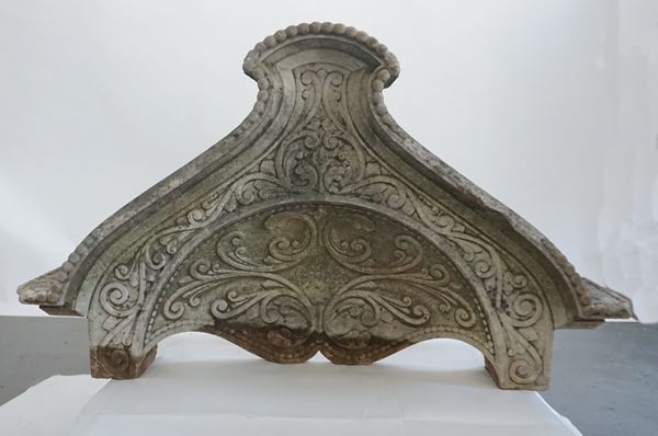 



Cuspide di portale, sec. XX  - Asta L'arte di arredare: mobili ed oggetti d'arte dal XVII al XX secolo - Poggio Bracciolini Casa d'Aste