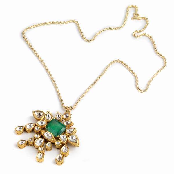 



PENDENTE&nbsp; IN ORO GIALLO 22KT , DIAMANTI E SMERALDO