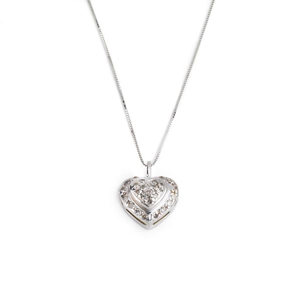 



COLLANA CON PENDENTE A CUORE , IN ORO BIANCON18KT E DIAMANTI