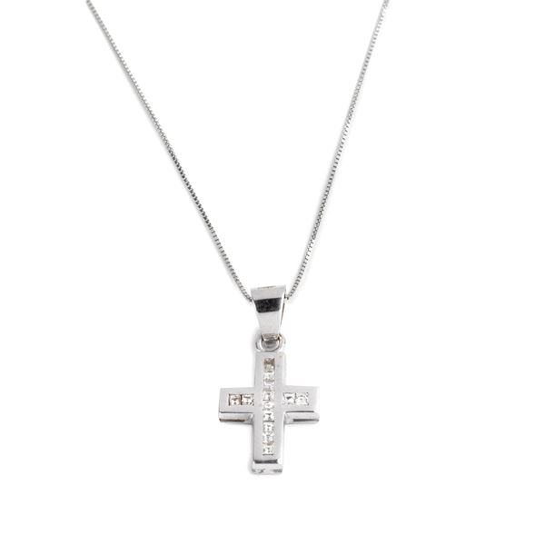 



COLLANA&nbsp; E PENDENTE A FORMA DI CROCE IN ORO BIANCO 18KT E DIAMANTI