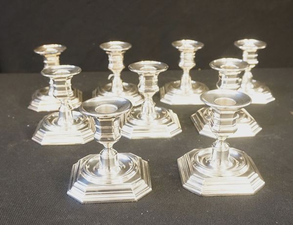 



Nove piccoli candelieri   - Asta Eleganza a tavola: porcellane, argenti e complementi da arredo - Poggio Bracciolini Casa d'Aste