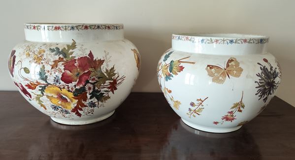 



Due vasi, sec. XX manifattura Crisantemi Lavenio, in maiolica decorata a fiori e farfalle cm 34X28 e cm 43X81 ( 2 )