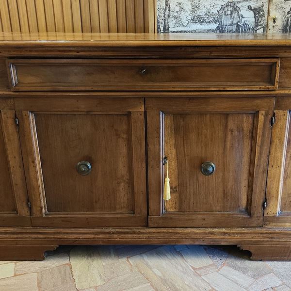 



Credenza, sec. XVII, in noce, due sportelli, un cassetto, cm 180x60x102