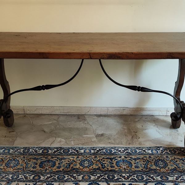 



Tavolo fratina, in stile 600, in noce, gambe a lira riunite da traverse in ferro, cm 205x62x80, ricostruito con materiale antico