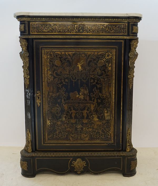 



Credenza in stile Boulle, sec. XIX, in legno laccato nero, uno sportello, intarsi e rapporti in metallo dorato, piano in marmo, cm 87x40x113