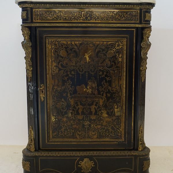 



Credenza in stile Boulle, sec. XIX, in legno laccato nero, uno sportello, intarsi e rapporti in metallo dorato, piano in marmo, cm 87x40x113