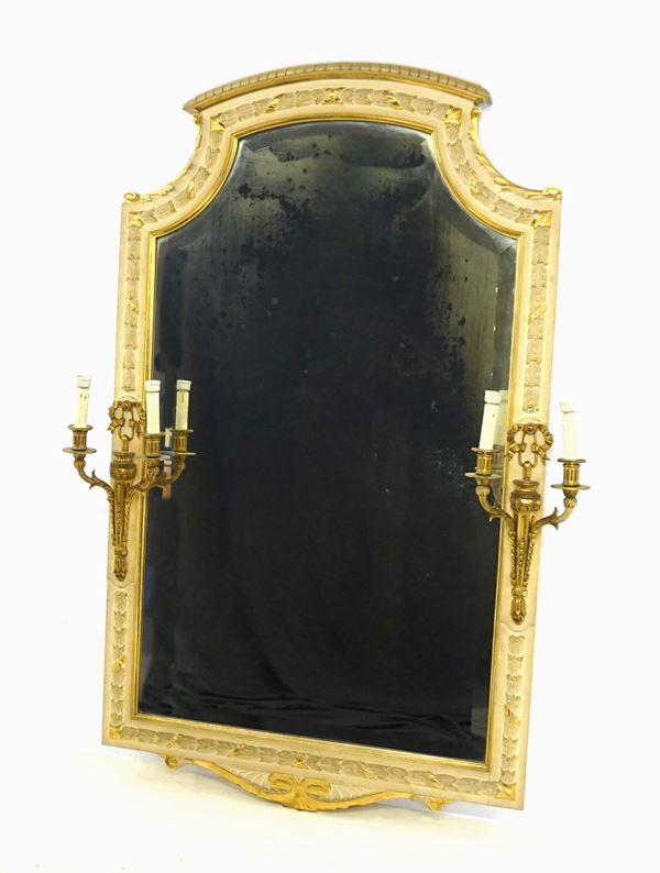 



Specchiera, sec. XX, in legno laccato e intagliato, ai lati due applique a due luci in metallo dorato, 100x145