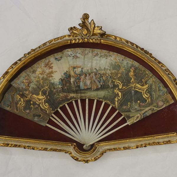 



Due ventagli, Francia, sec. XIX, pitturati a scene campestri, entro teche, cm 62x40 (2)