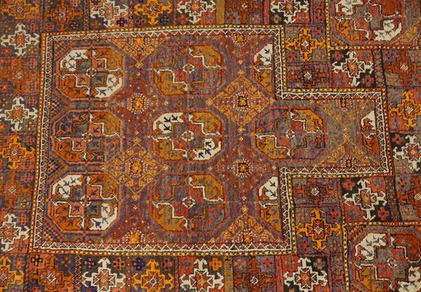 



Due tappeti, fondo nei toni del rosso a motivi geometrici, cm 142x103 e cm 190x132 ( 2 )