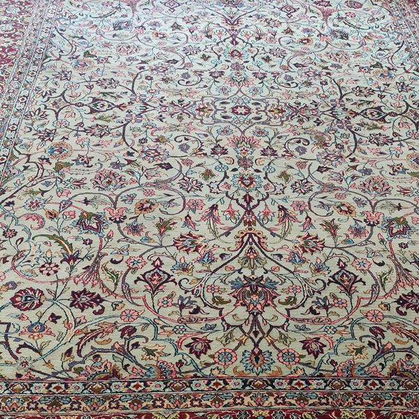



Tappeto Kirman, fondo avana a disegni floreali, cm 333x245