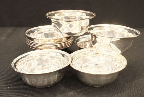 



Dodici coppette lavadita  - Asta Eleganza a tavola: porcellane, argenti e complementi da arredo - Poggio Bracciolini Casa d'Aste