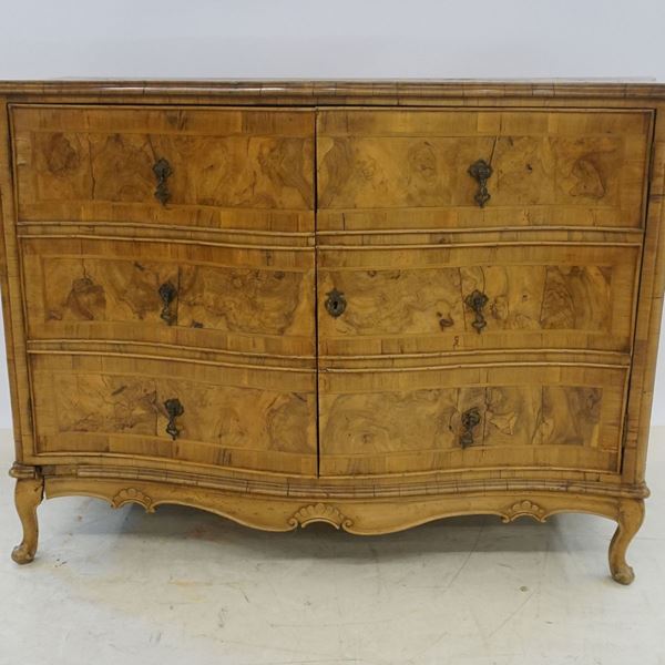 Credenza, sec.XVIII in radica di noce e olivo, due sportelli con all'interno quattro cassetti, cm 137x66x96, restauri