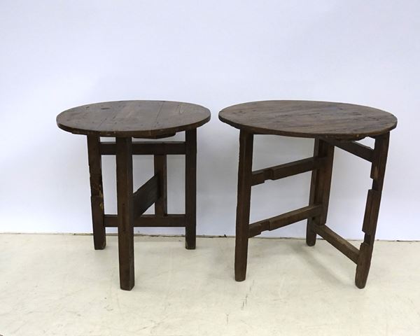 



Due tavolini pieghevoli  - Asta Arredi oggetti d'arte e mobili dal XVIII al XX secolo - Poggio Bracciolini Casa d'Aste
