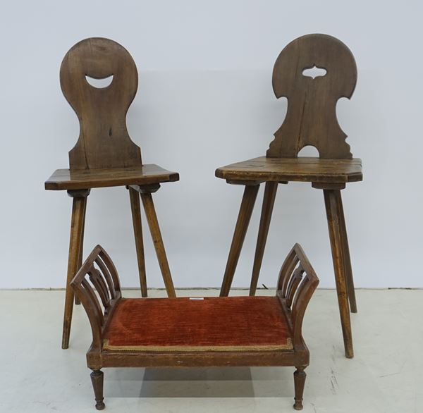 Due sedie e un poggiapiedi, sec. XX  - Asta Arredi oggetti d'arte e mobili dal XVIII al XX secolo - Poggio Bracciolini Casa d'Aste
