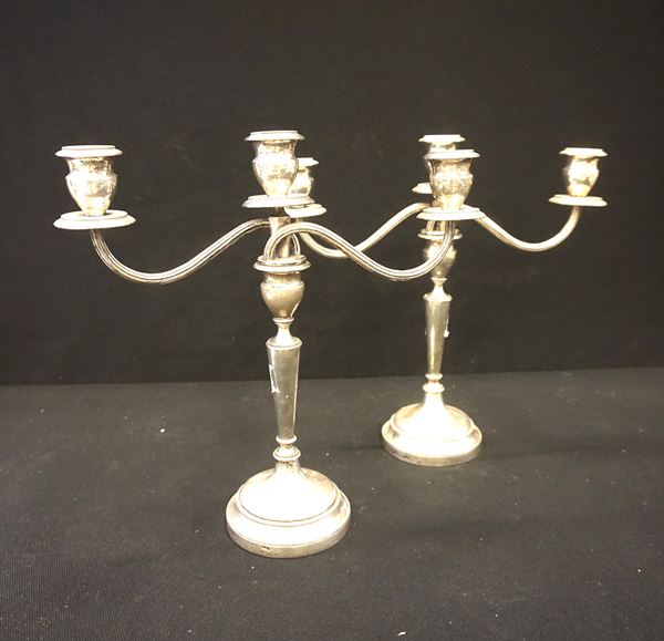 



Coppia di candelabri  - Asta Eleganza a tavola: porcellane, argenti e complementi da arredo - Poggio Bracciolini Casa d'Aste