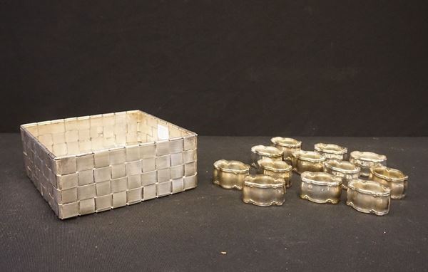 



Cestino porta pane e dodici porta tovaglioli  - Asta Eleganza a tavola: porcellane, argenti e complementi da arredo - Poggio Bracciolini Casa d'Aste
