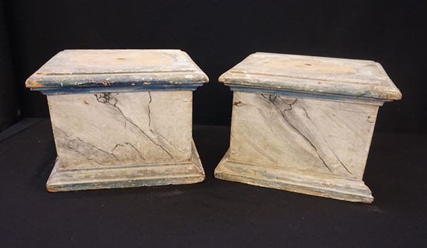 



Due basi, sec. XVIII , in legno laccato a finto marmo