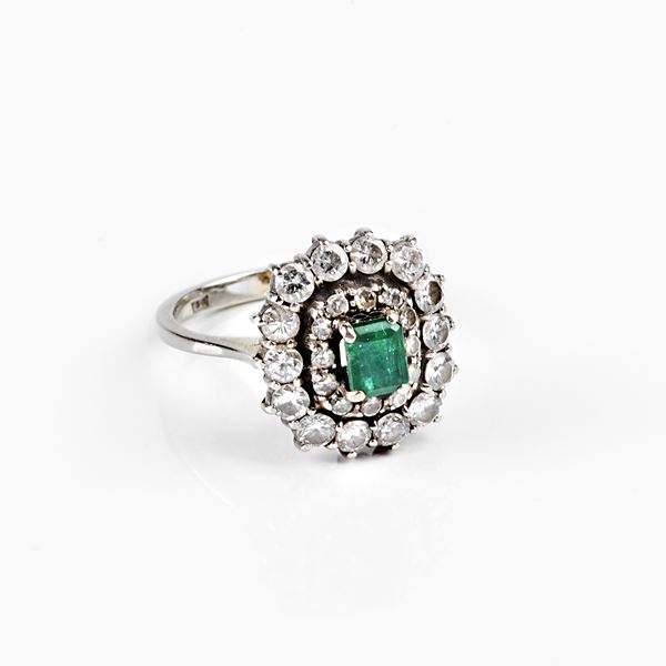 



ANELLO IN ORO BIANCO 18KT , DIAMANTI E SMERALDO  - Asta Gioielli , argenti e penne - Poggio Bracciolini Casa d'Aste
