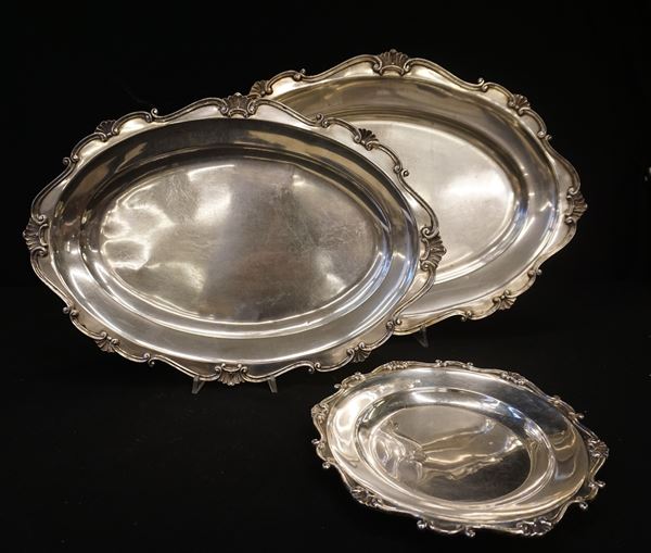 



Due vassoi ovali ed uno piccolo circolare  - Asta Eleganza a tavola: porcellane, argenti e complementi da arredo - Poggio Bracciolini Casa d'Aste