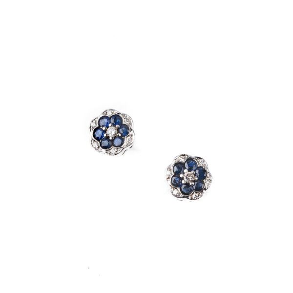 



PAIO DI ORECCHINI IN ORO BIANCO 18 KT CON DIAMANTI E ZAFFIRI
