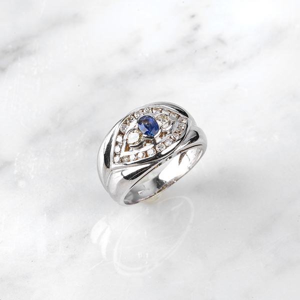 



ANELLO IN ORO BIANCO 18 KT, DIAMANTI E ZAFFIRO
