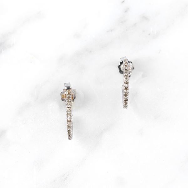 



PAIO DI ORECCHINI IN ORO BIANCO 18 KT E DIAMANTI