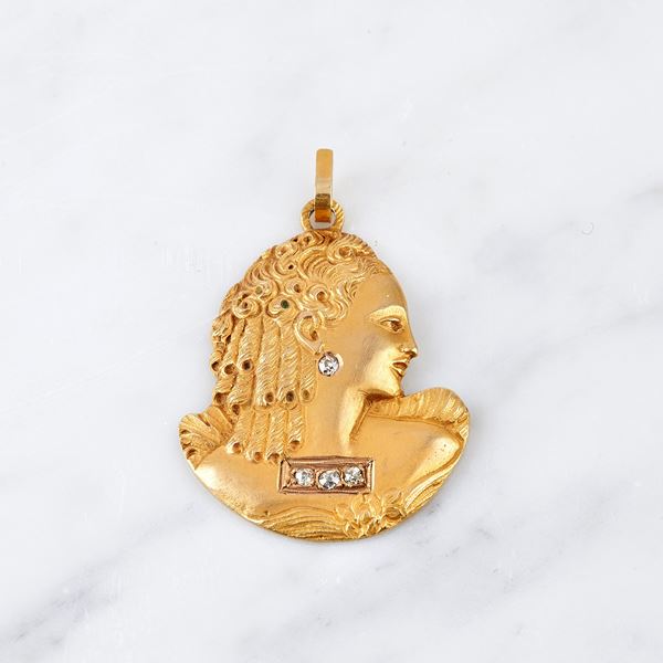 



PENDENTE IN ORO GIALLO 18 KT E DIAMANTI